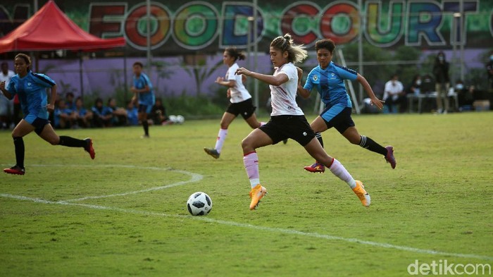 Pemain Timnas Putri Zahra Muzdalifah mencetak gol saat uji coba di Lapangan D, GBK, Jakarta, Rabu (17/3/2021). Laga tersebut digelar untuk persiapan SEA Games 2021 di Vietnam.