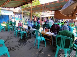 Barisan Kursi Kosong di Pasar Majalengka, Pedagang Takut Divaksinasi?