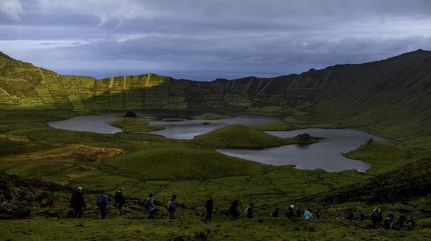 Picture shows the Caldeirao crater on the Azores archipielago's island of Corvo on March 12, 2021. (Photo by PATRICIA DE MELO MOREIRA / AFP)