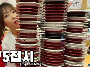 Gokil! YouTuber Mukbang Ini Bisa Habiskan Sushi 75 Piring Sendirian Gokil! YouTuber Mukbang Ini Bisa Habiskan Sushi 75 Piring Sendirian