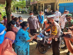 Senangnya Warga Ngawi Beli 2 Kg Beras dan Sayur Hanya Rp 2.500