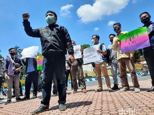 Aksi Solidaritas Jurnalis Bondowoso Kutuk Kekerasan Oknum Pengawal Menteri Aksi Solidaritas Jurnalis Bondowoso Kutuk Kekerasan Oknum Pengawal Menteri
