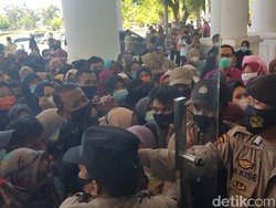 Abaikan Prokes, Antrean Vaksinasi COVID untuk Guru di Polman Berdesakan