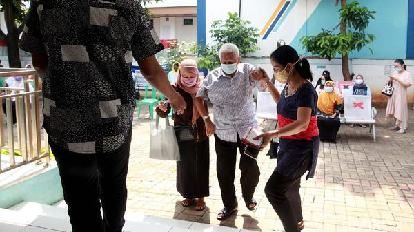 Lansia di Tangerang Antusias Ikut Vaksinasi  COVID-19