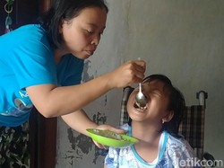 Kisah Haru Ibu Tunggal Besarkan Anak Cerebral Palsy di Pemalang