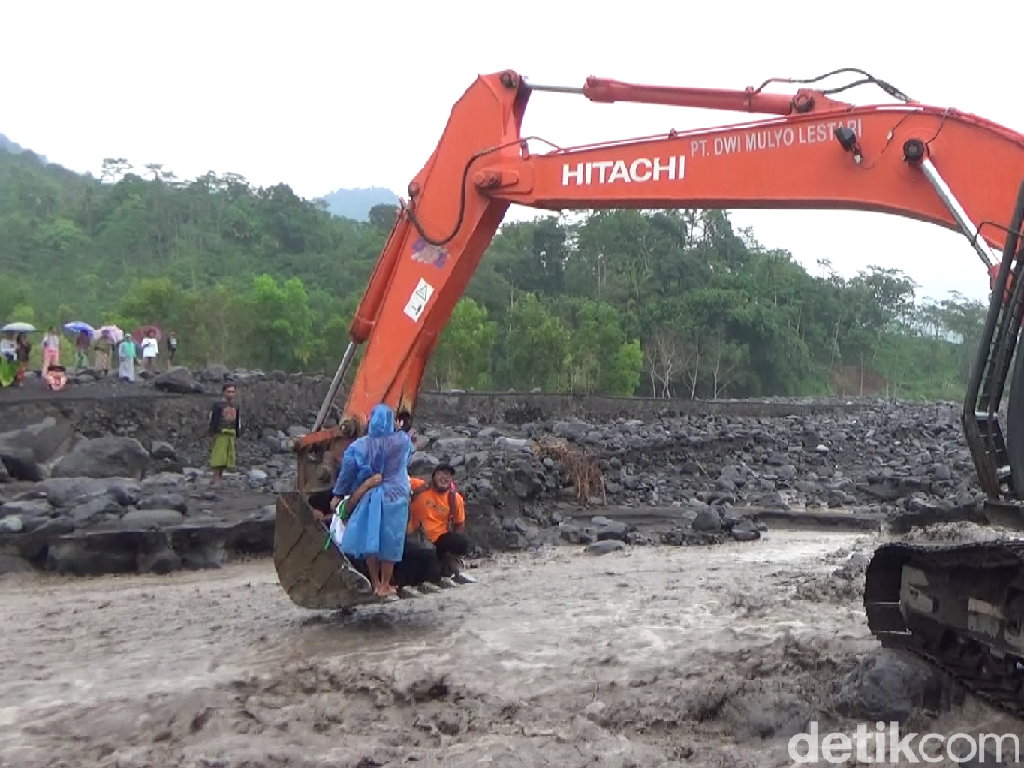 20 Tenaga Medis Sempat Terjebak Banjir Lahar Gunung Semeru 20 Tenaga Medis Sempat Terjebak Banjir Lahar Gunung Semeru