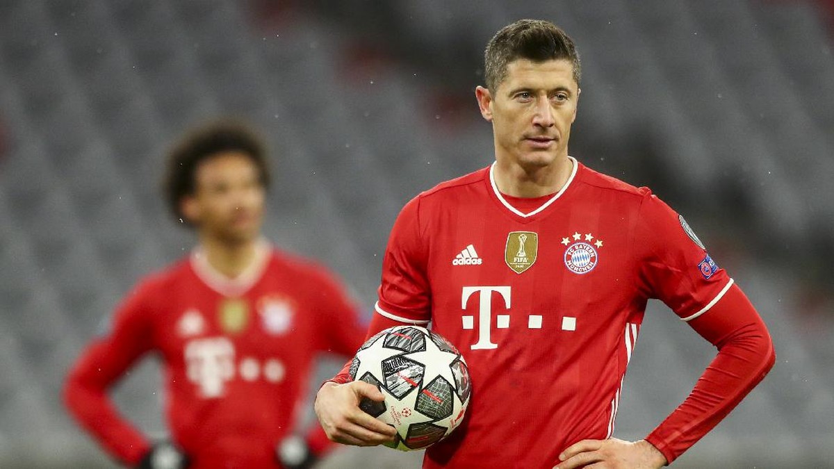 Robert Lewandowski mengalami cedera lutut bersama Timnas Polandia. (Foto: Matthias Schrader/AP)