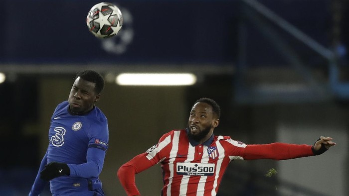 Atletico Madrids Moussa Dembele, right, jumps for the ball with Chelseas Kurt Zouma during the Champions League, round of 16, second leg soccer match between Chelsea and Atletico Madrid at the Stamford Bridge stadium, London, Wednesday, March 17, 2021. (AP Photo/Matt Dunham)