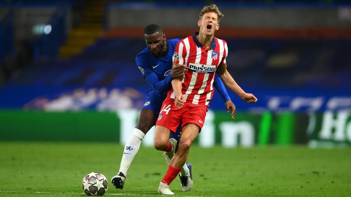 LONDON, ENGLAND - MARCH 17: Marcos Llorente of Atletico Madrid  is challenged by Antonio Ruediger of Chelsea  during the UEFA Champions League Round of 16 match between Chelsea FC and Atletico Madrid at Stamford Bridge on March 17, 2021 in London, England. Sporting stadiums around the UK remain under strict restrictions due to the Coronavirus Pandemic as Government social distancing laws prohibit fans inside venues resulting in games being played behind closed doors. (Photo by Mike Hewitt/Getty Images)
