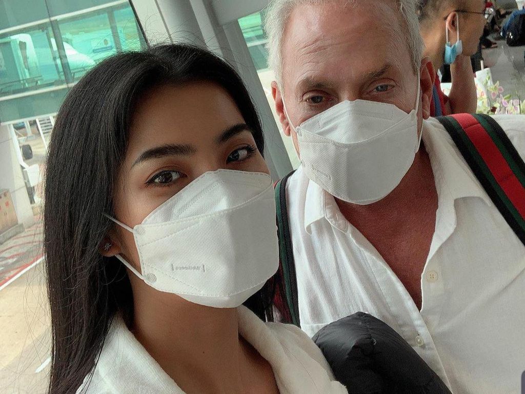Influencer Muda Jadi Sensasi karena Tunangan dengan Pria 46 Tahun Lebih Tua Influencer Muda Jadi Sensasi karena Tunangan dengan Pria 46 Tahun Lebih Tua