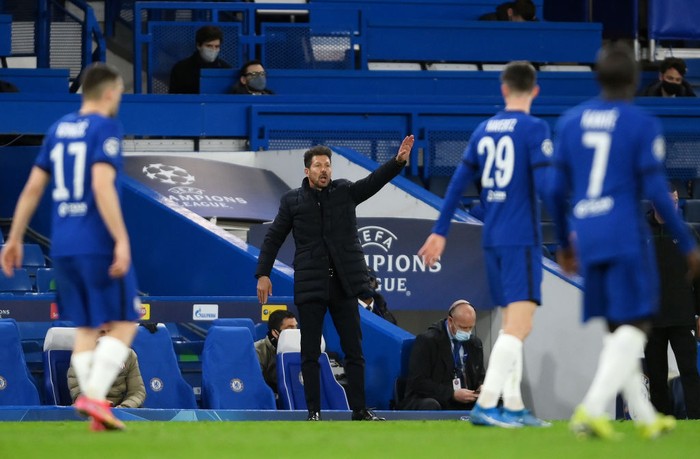 LONDON, ENGLAND - MARCH 17: Diego Simeone, Manager of Atletico Madrid gives their team instructions during the UEFA Champions League Round of 16 match between Chelsea FC and Atletico Madrid at Stamford Bridge on March 17, 2021 in London, England. Sporting stadiums around the UK remain under strict restrictions due to the Coronavirus Pandemic as Government social distancing laws prohibit fans inside venues resulting in games being played behind closed doors. (Photo by Mike Hewitt/Getty Images)