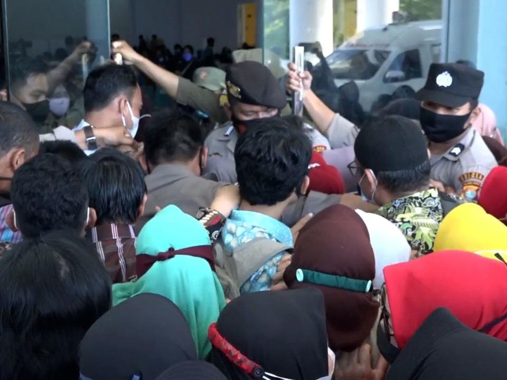 Penampakan Antrean Vaksinasi di Pinrang Membeludak, Warga Berdesakan Penampakan Antrean Vaksinasi di Pinrang Membeludak, Warga Berdesakan