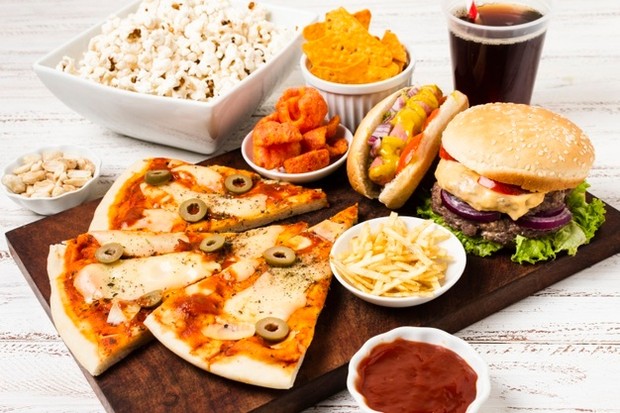 Foto: Junk Food/freepik.com Makanan dan Minuman yang Harus Dihindari