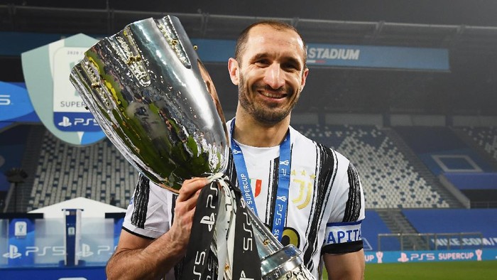 REGGIO NELLEMILIA, ITALY - JANUARY 20:  Giorgio Chiellini of Juventus celebrates with the PS5 Supercup after victory in the Italian PS5 Supercup match between Juventus and SSC Napoli at Mapei Stadium - Citta del Tricolore on January 20, 2021 in Reggio nellEmilia, Italy.  (Photo by Claudio Villa/Getty Images)