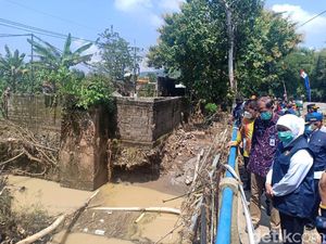 Cek Banjir di Magetan, Gubernur Khofifah Minta Prioritaskan Perbaikan Jembatan