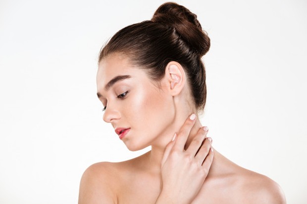 Mencegah kerutan di leher memiliki cara yang sama seperti rutinitas mencegah kerutan pada wajah, salah satunya menggunakan moisturizer.
