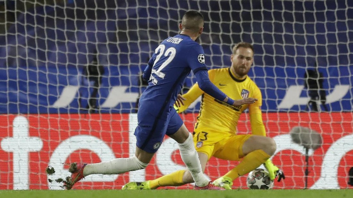 Momen Hakim Ziyech membobol gawang Jan Oblak di babak pertama pertandingan Chelsea vs Atletico. (Foto: Matt Dunham/AP)
