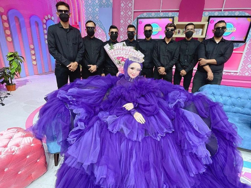 Selebgram Hijab Aceh Viral Jadi Kontroversi, Belanja Dikawal 9 Ajudan Selebgram Hijab Aceh Viral Jadi Kontroversi, Belanja Dikawal 9 Ajudan