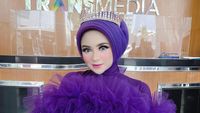9 Gaya Selebgram Hijab Aceh yang Viral karena Belanja Dikawal 9 Ajudan