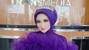 9 Gaya Selebgram Hijab Aceh yang Viral karena Belanja Dikawal 9 Ajudan