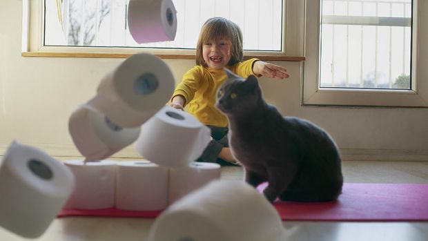 ilustrasi anak bermain dengan kucing