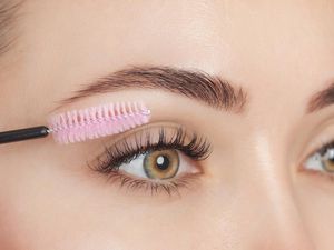 Mencoba Eyelash Extension Warna Coklat, Hasilnya Lebih Natural Mencoba Eyelash Extension Warna Coklat, Hasilnya Lebih Natural