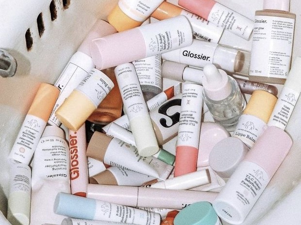 Penataan skincare dengan cara menumpuk satu sama lain tentunya kurang pas karena dapat merusak packaging dari produk yang kamu gunakan.