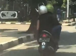 Nekat! Pemotor Keliaran Pakai Helm Teko dan Tabung Gas, Pelatnya RI 1