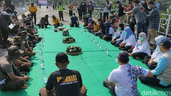 Hari ini tepat 152 tahun Jembatan Brantas Lama Kota Kediri berdiri. Pencinta sejarah dan budaya Kediri menggelar tumpengan di atas jembatan.