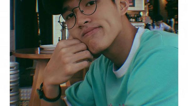 Melaju ke Babak II All England, Ini Pose Jonatan Christie saat Nongkrong di Kafe