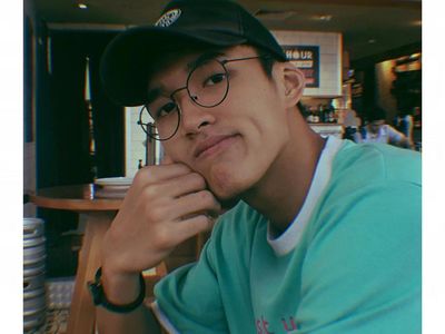 Melaju ke Babak II All England, Ini Pose Jonatan Christie saat Nongkrong di Kafe