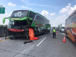 Bus Tabrak Truk hingga Terguling di Tol Sumo, Satu Orang Tewas