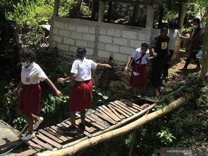 Akses Ditutup, Siswa di Kupang Harus Lintasi Jembatan Darurat ke Sekolah