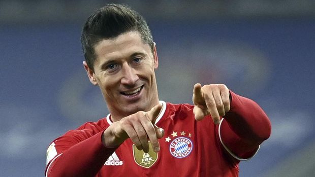 Bayern's Robert Lewandowski celebrates scoring his side's fourth goal during the German Bundesliga soccer match between Bayern Munich and Borussia Dortmund at the Allianz Arena in Munich, Germany, Saturday, March 6, 2021.  (Sven Hoppe/Pool via AP)