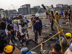 Serangan Sampah ke Junta Myanmar ala Demonstran Serangan Sampah ke Junta Myanmar ala Demonstran