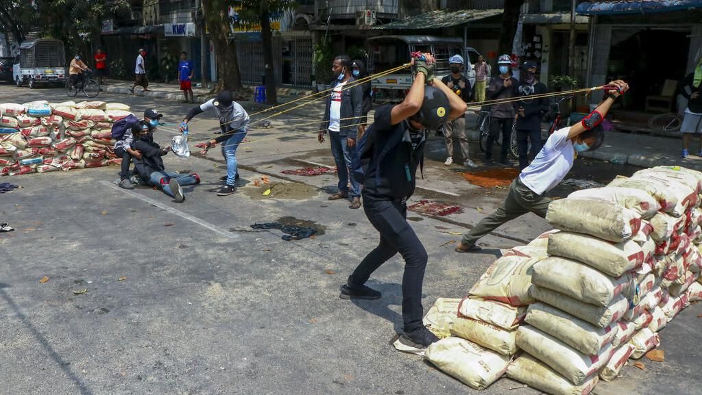 Melihat Senjata Rakitan Demonstran Myanmar Melihat Senjata Rakitan Demonstran Myanmar