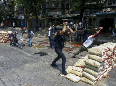 Melihat Senjata Rakitan Demonstran Myanmar