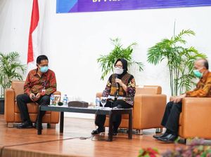 Risma Tantang Mahasiswa Polteksos Bandung Cari Solusi Masalah Sosial