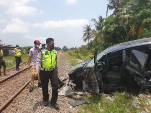 Mobil Ringsek Tertabrak Kereta di Cilegon, Sopir-Penumpang Dibawa ke RS