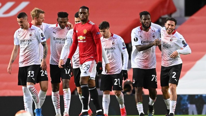 MANCHESTER, ENGLAND - MARCH 11: Franck Kessie of A.C. Milan celebrates with teammate Davide Calabria after scoring a goal which was later ruled off for handball following a VAR check during during the UEFA Europa League Round of 16 First Leg match between Manchester United and A.C. Milan at Old Trafford on March 11, 2021 in Manchester, England. Sporting stadiums around the UK remain under strict restrictions due to the Coronavirus Pandemic as Government social distancing laws prohibit fans inside venues resulting in games being played behind closed doors. (Photo by Laurence Griffiths/Getty Images)