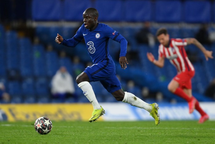 LONDON, ENGLAND - MARCH 17: Ngolo Kante of Chelsea  runs with the ball  during the UEFA Champions League Round of 16 match between Chelsea FC and Atletico Madrid at Stamford Bridge on March 17, 2021 in London, England. Sporting stadiums around the UK remain under strict restrictions due to the Coronavirus Pandemic as Government social distancing laws prohibit fans inside venues resulting in games being played behind closed doors. (Photo by Mike Hewitt/Getty Images)