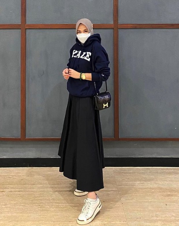 7 Inspirasi OOTD Hoodie Hijab untuk Olahraga hingga Liburan