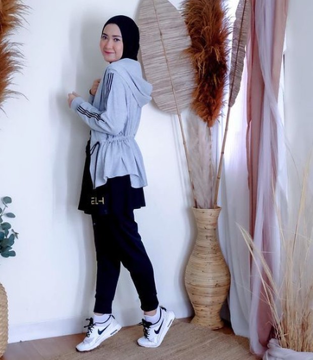 OOTD hoodie hijab/Instagram @luluelhasbu
