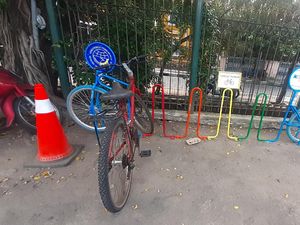 Ada #PakiruntukSepeda, Sepeda di Stasiun Tebet Tak Lagi Dirantai di Pagar Ada #PakiruntukSepeda, Sepeda di Stasiun Tebet Tak Lagi Dirantai di Pagar
