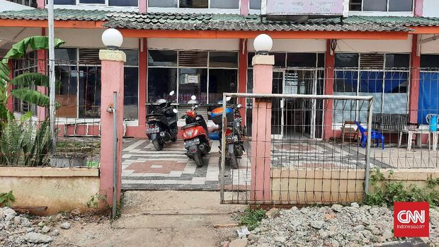 Pasca Penghancuran Pagar Beton Ciledug Situasi rumah mendiang Al-Munir Muchtar setelah tembok beton setinggi 2,5 meter dihancurkan oleh Pemerintah Kota (Pemkot) Tangerang, Kamis (18/3).