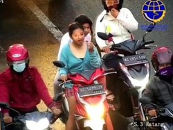 Pemotor Wanita Tak Pakai Helm Makan Saat Lampu Merah, Ditegur Malah Ngacir