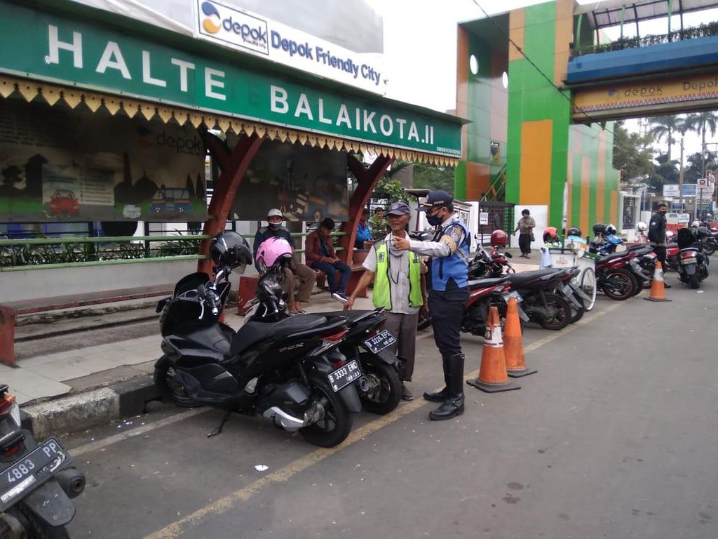 Agar Tertib, Dishub Beri Imbauan ke Parkir Liar Dekat JPO Balai Kota Depok Agar Tertib, Dishub Beri Imbauan ke Parkir Liar Dekat JPO Balai Kota Depok