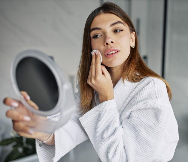 oba untuk gunakan toner eksfoliasi dengan AHA BHA dan PHA yang mengupas lapisan sel kulit mati secara mikro menghilangkan kemerahan dan pengelupasan.