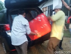 Penyidik KPK Bawa 2 Koper dari Penggeledahan Kantor Pemkab Bandung Barat