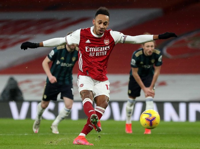 LONDON, ENGLAND - FEBRUARY 14: Pierre Emerick Aubameyang of Arsenal scores their sides second goal from the penalty spot during the Premier League match between Arsenal and Leeds United at Emirates Stadium on February 14, 2021 in London, England. Sporting stadiums around the UK remain under strict restrictions due to the Coronavirus Pandemic as Government social distancing laws prohibit fans inside venues resulting in games being played behind closed doors. (Photo by Catherine Ivill/Getty Images)